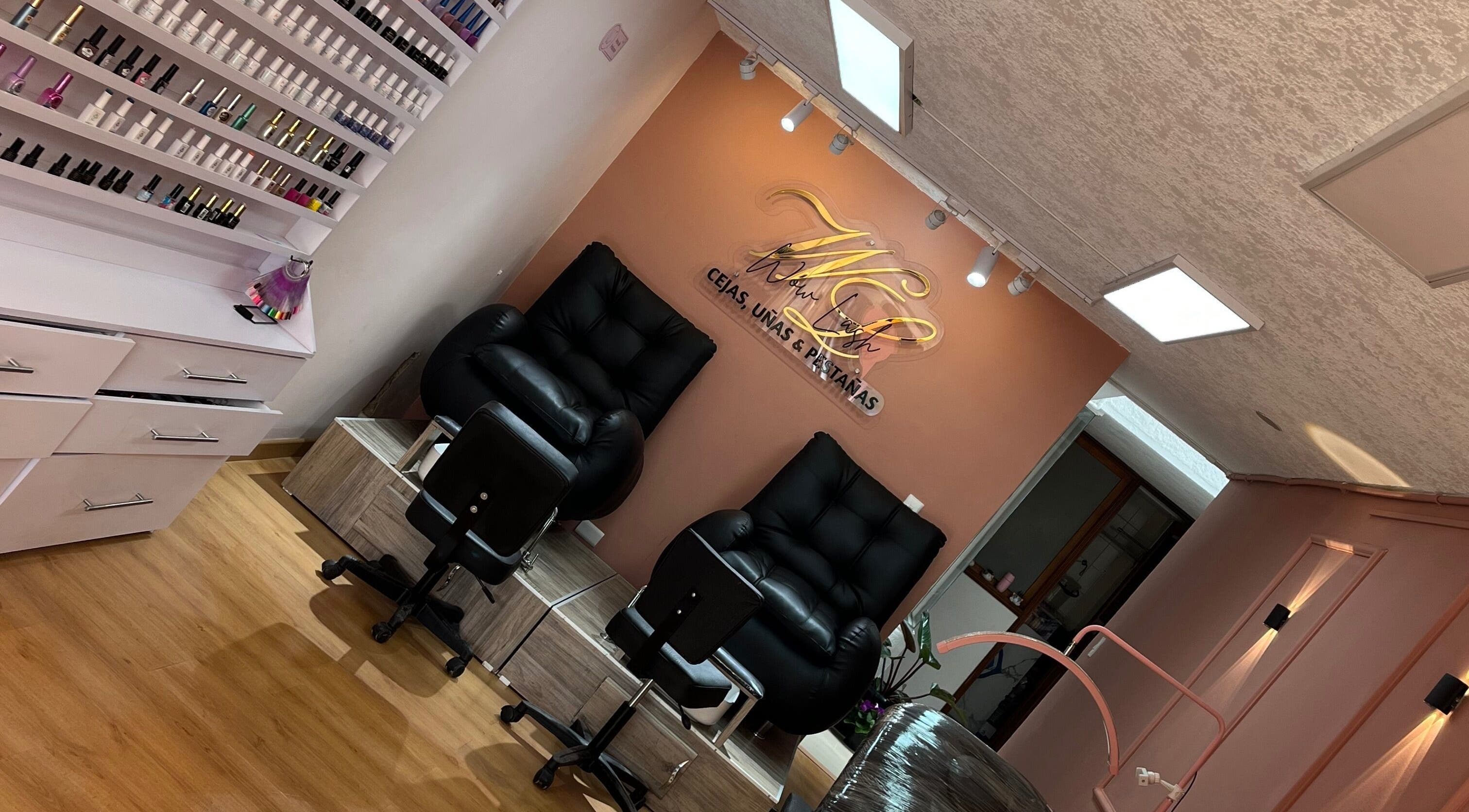 Zona de sillones de Wow Lash en Bogotá, Bogotá, CO, perfecta para tratamientos de belleza y spa.