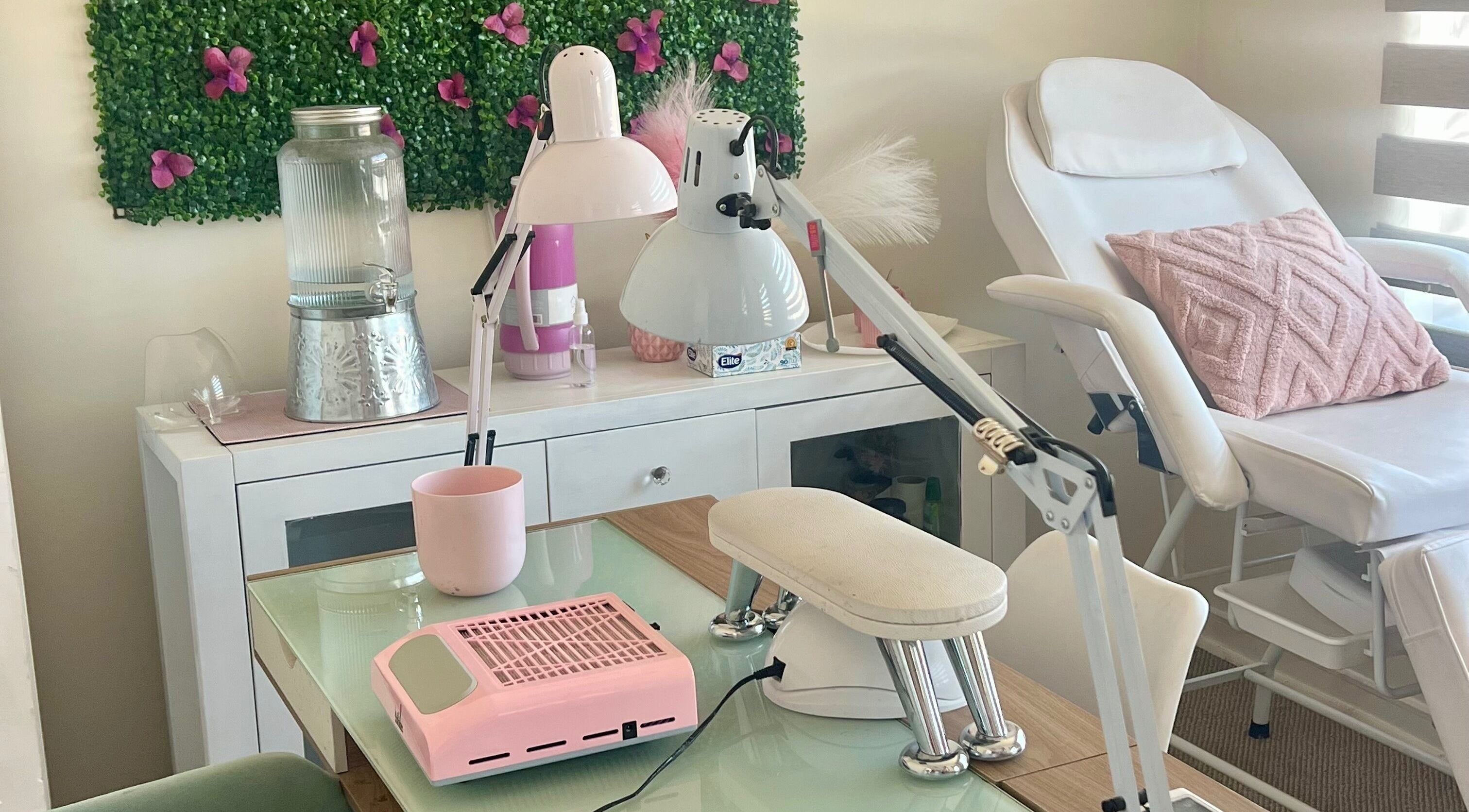 Estación de manicura en VanityNails Ceo Beauty, Machalí, O'higgins, CL, con decoración floral.