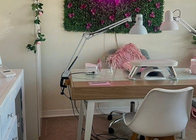 Mesa de manicura en VanityNails Ceo beauty, Machalí, O'higgins, CL decorada con flores y lámparas modernas.