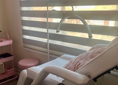 Sala de tratamientos en VanityNails Ceo beauty, Machalí, O'higgins, CL, con camilla y carrito de manicura.