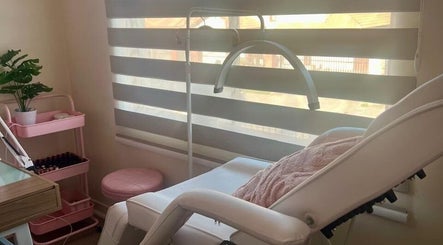 Sala de tratamientos en VanityNails Ceo beauty, Machalí, O'higgins, CL, con camilla y carrito de manicura.