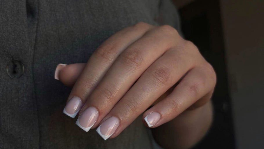 Manucure française élégante à Beauty By Flav, Neuville-sur-escaut, Hauts-de-france, FR.