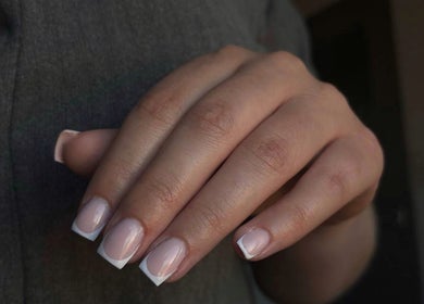 Manucure française élégante à Beauty By Flav, Neuville-sur-escaut, Hauts-de-france, FR.
