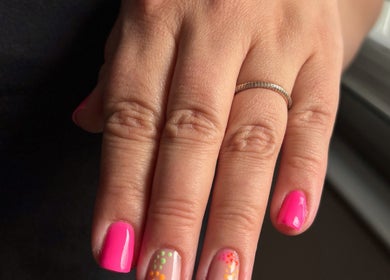 Manucure rose et arty chez Beauty By Flav, Neuville-sur-escaut, Hauts-de-france, FR.