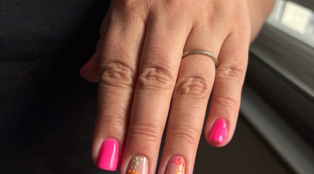 Manucure rose et arty chez Beauty By Flav, Neuville-sur-escaut, Hauts-de-france, FR.