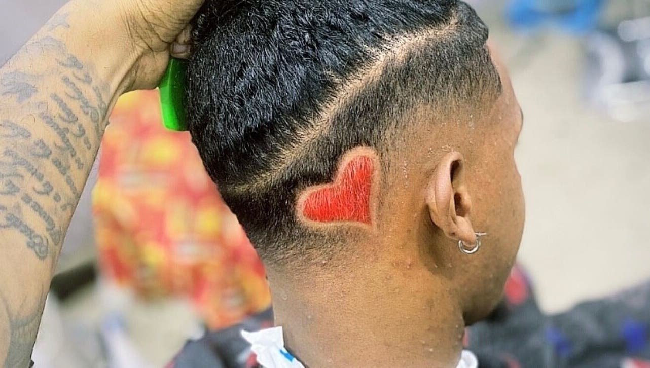 Corte de cabello con diseño de corazón rojo en Víctor Style, Santo Domingo, Distrito Nacional, DO.