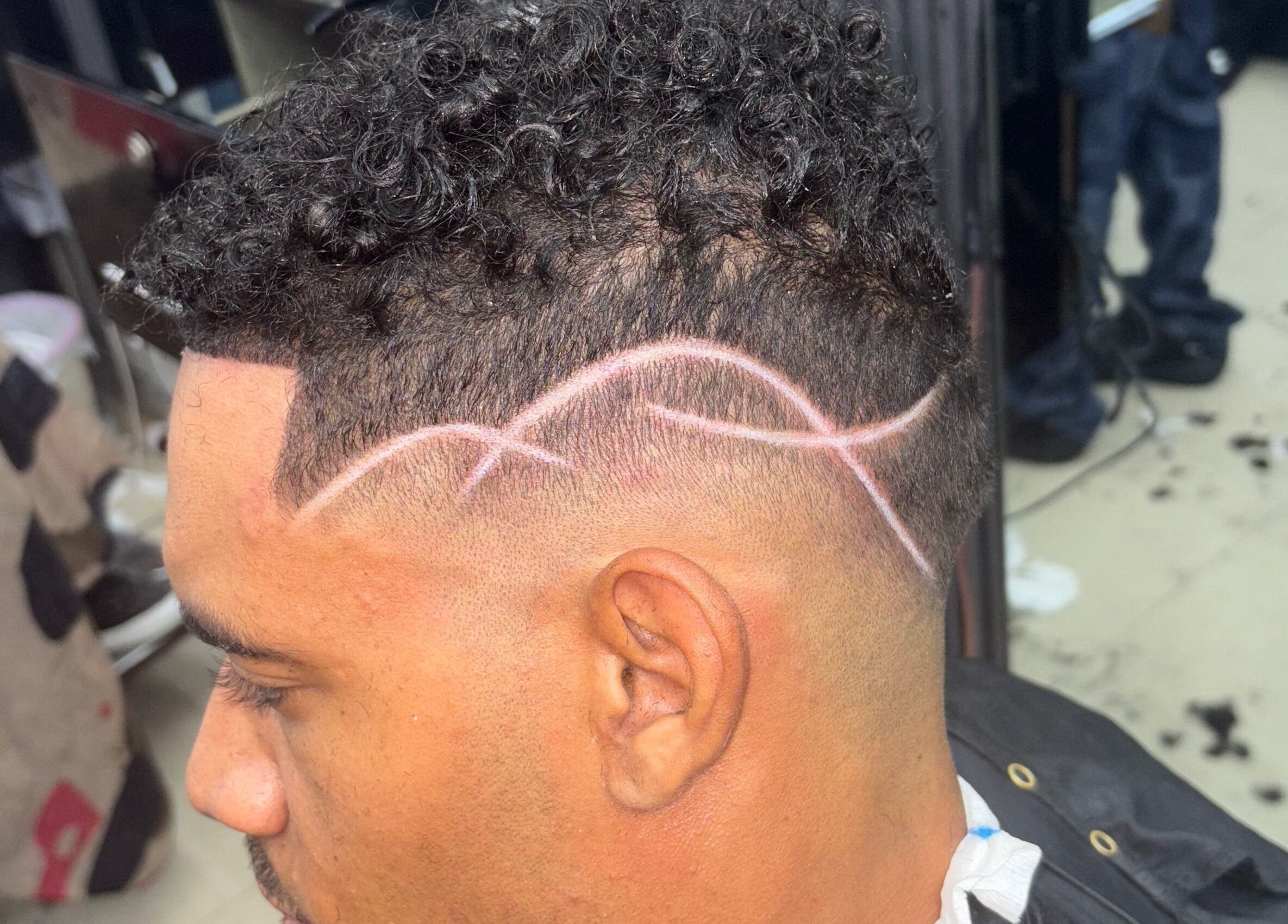 Corte con diseño curvo en Víctor Style, Santo Domingo, Distrito Nacional, DO.