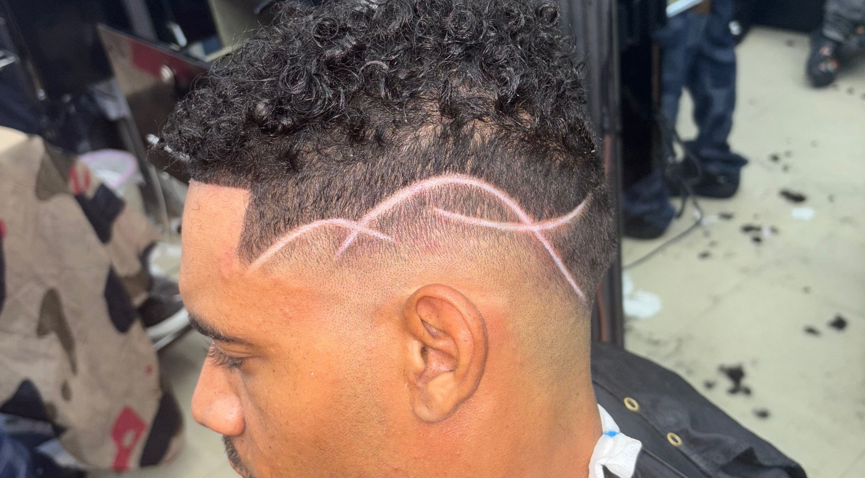 Corte con diseño curvo en Víctor Style, Santo Domingo, Distrito Nacional, DO.