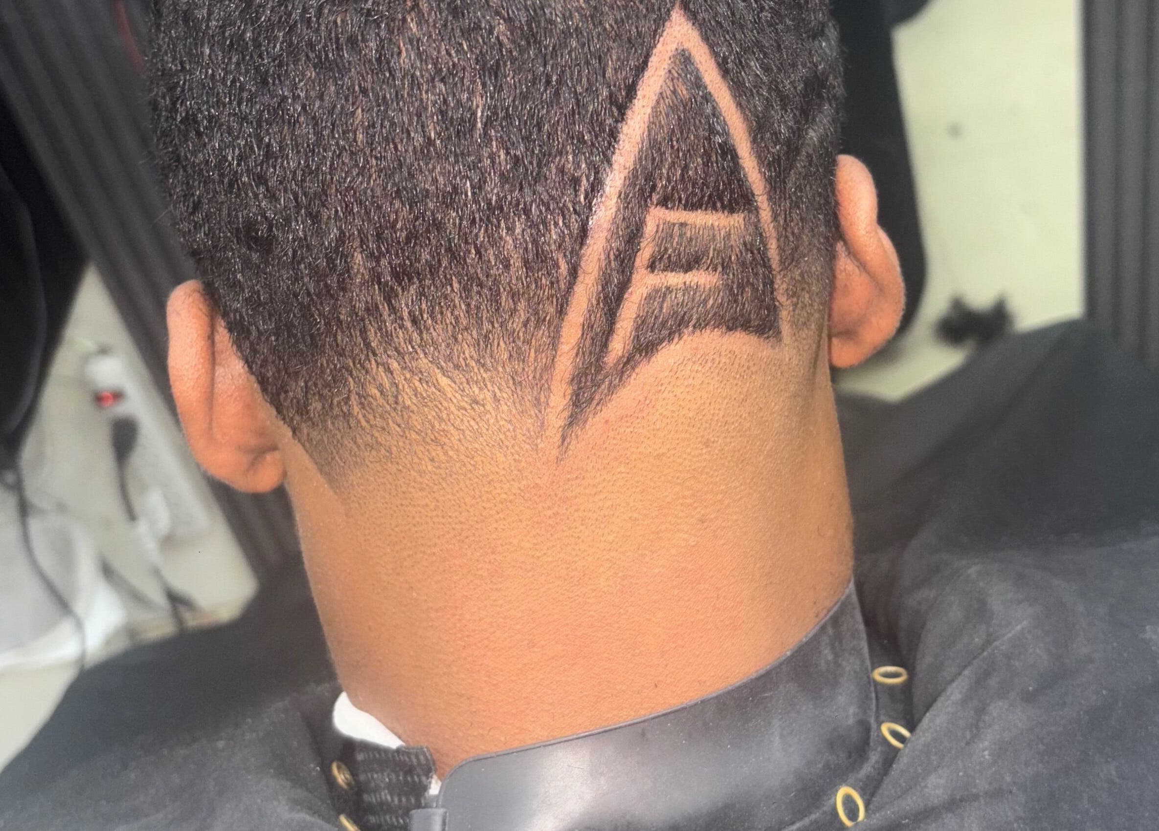 Diseño de corte de cabello en Víctor style, Santo Domingo, Distrito Nacional, DO. Moda capilar innovadora.