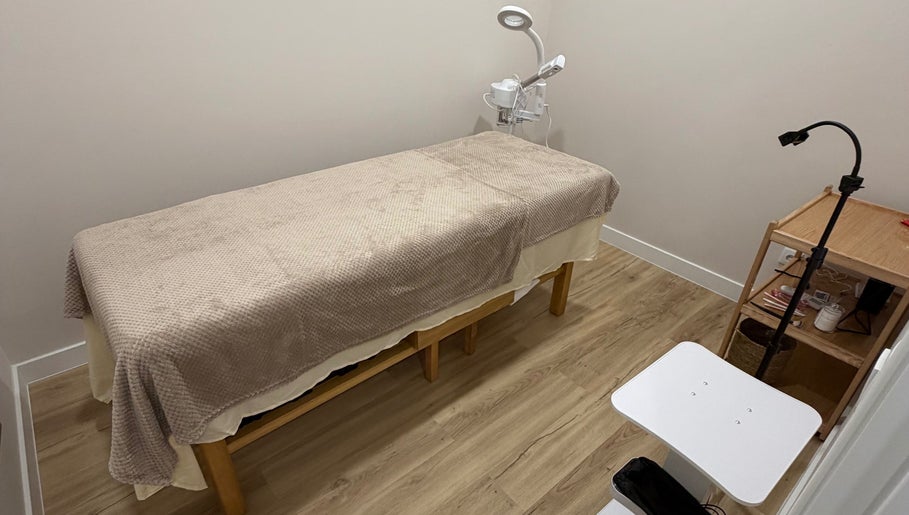 Sala de tratamento em Anaskinlab, Vila Nova De Gaia, Porto, PT, com mesa de massagem acolhedora.