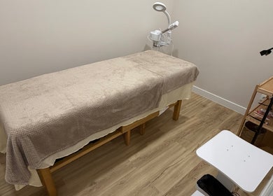 Sala de tratamento em Anaskinlab, Vila Nova De Gaia, Porto, PT, com mesa de massagem acolhedora.