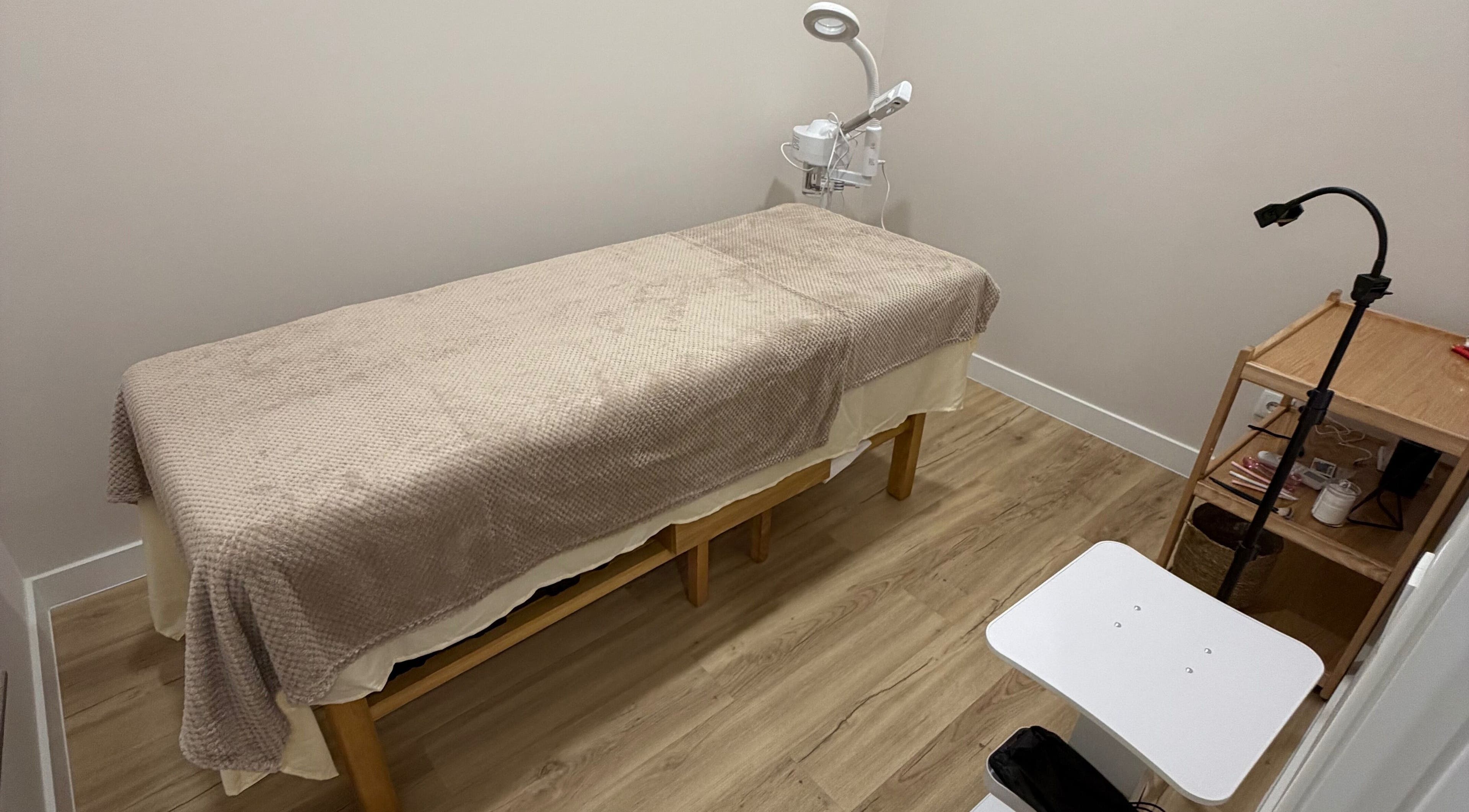 Sala de tratamento em Anaskinlab, Vila Nova De Gaia, Porto, PT, com mesa de massagem acolhedora.