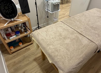 Espaço acolhedor na Anaskinlab em Vila Nova De Gaia, Porto, PT com mesa de tratamento preparada.