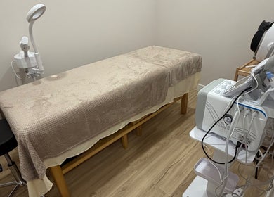 Sala de tratamento no Anaskinlab em Vila Nova De Gaia, Porto, PT, equipada para cuidados de bem-estar.