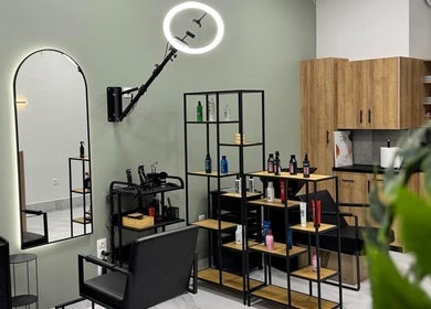 Εσωτερικό του Gspot Hair Studio στην Ηλιούπολη, GR με μοντέρνα σχεδίαση και προϊόντα styling.
