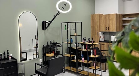Εσωτερικό του Gspot Hair Studio στην Ηλιούπολη, GR με μοντέρνα σχεδίαση και προϊόντα styling.