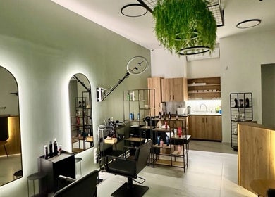Εσωτερικό του Gspot Hair Studio στην Ηλιούπολη, GR με κομψό σχεδιασμό και σύγχρονη διακόσμηση.