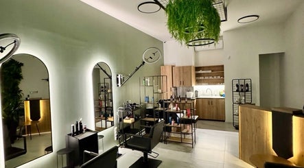 Εσωτερικό του Gspot Hair Studio στην Ηλιούπολη, GR με κομψό σχεδιασμό και σύγχρονη διακόσμηση.