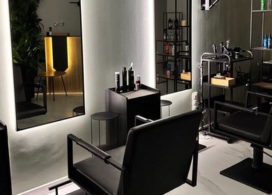 Εσωτερικό του Gspot Hair Studio στην Ηλιούπολη, GR με μοντέρνα καρέκλα κομμωτηρίου και καθρέφτες.