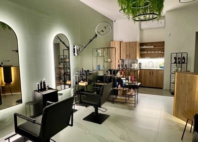 Μοντέρνος κομμωτηριακός χώρος στο Gspot Hair Studio, Ιλιούπολη, GR με πολυτελή επίπλωση.