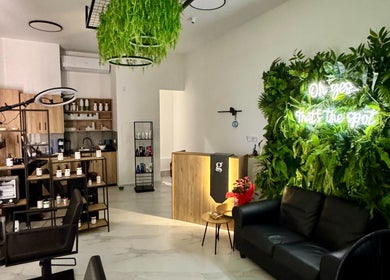 Εσωτερικό του Gspot Hair Studio στην Ηλιούπολη, GR, με φυτά και μοντέρνα διακόσμηση.