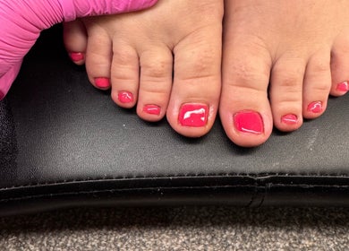 Bright pink toenail polish on feet at Glosseditbychelsie, Clitheroe, England, GB.