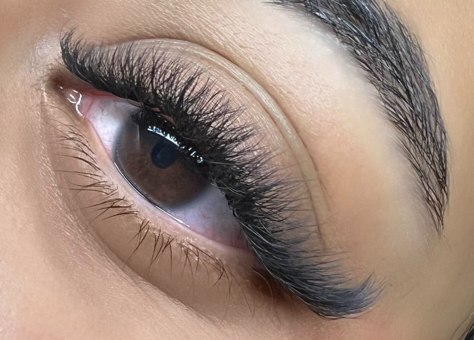 Extensions de cils raffinées chez Miss Sk, Bezons, Île-de-france, FR, pour un look glamour.