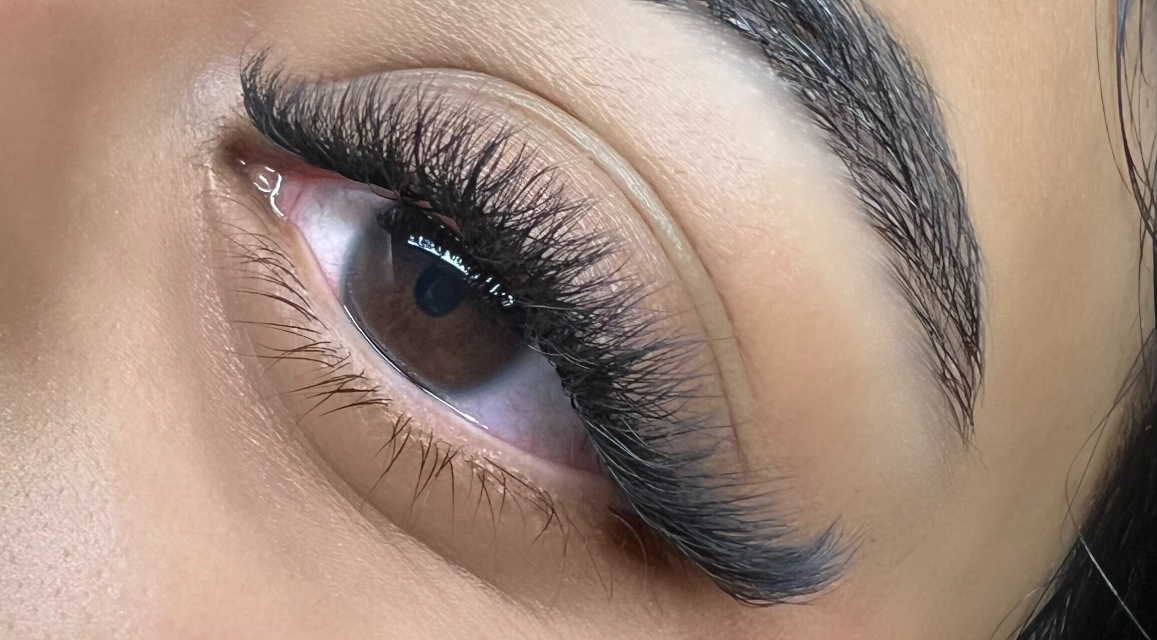 Extensions de cils raffinées chez Miss Sk, Bezons, Île-de-france, FR, pour un look glamour.