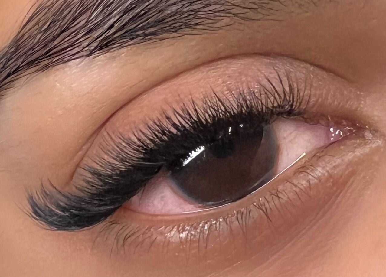 Extension de cils soignée à Miss Sk, Bezons, Île-de-France, FR. Beauté naturelle et élégance en un regard.