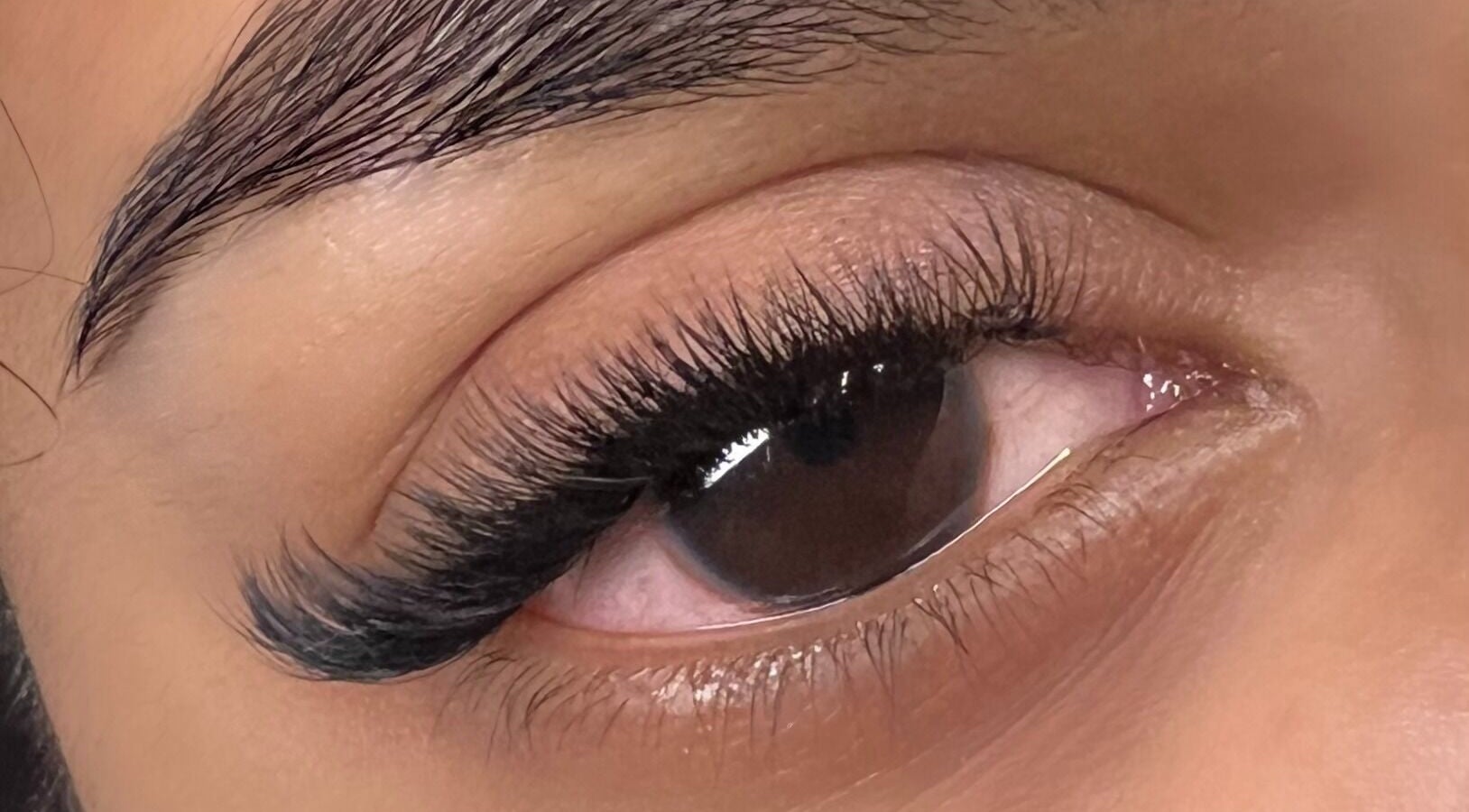 Extension de cils soignée à Miss Sk, Bezons, Île-de-France, FR. Beauté naturelle et élégance en un regard.