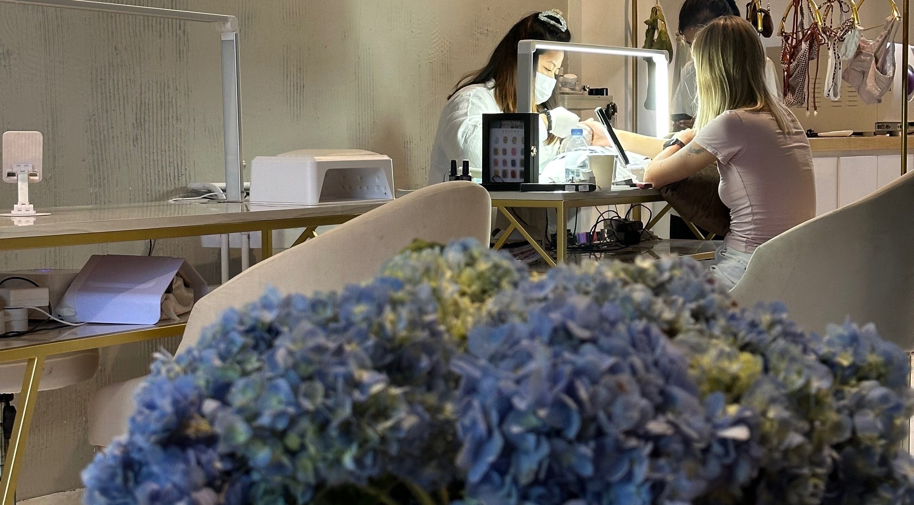 Маникюр в VeraNailStudio, Bali, Bali, ID: мастер создает красоту на ногтях клиента.