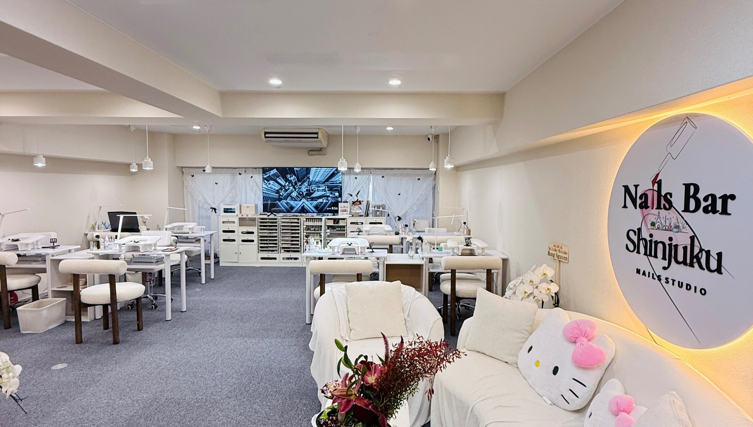 Nails Bar Shinjukuの洗練されたインテリアが魅力的な施術スペース。東京都新宿市。