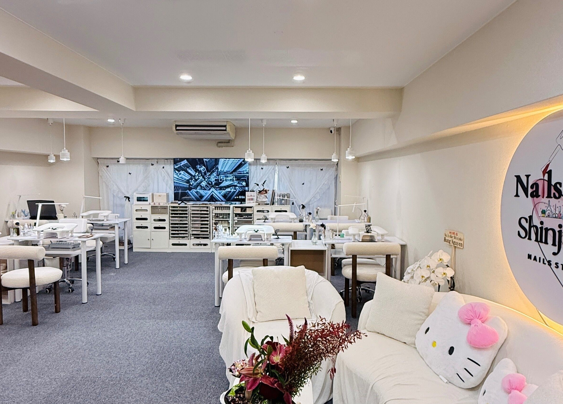 Nails Bar Shinjukuの洗練されたインテリアが魅力的な施術スペース。東京都新宿市。