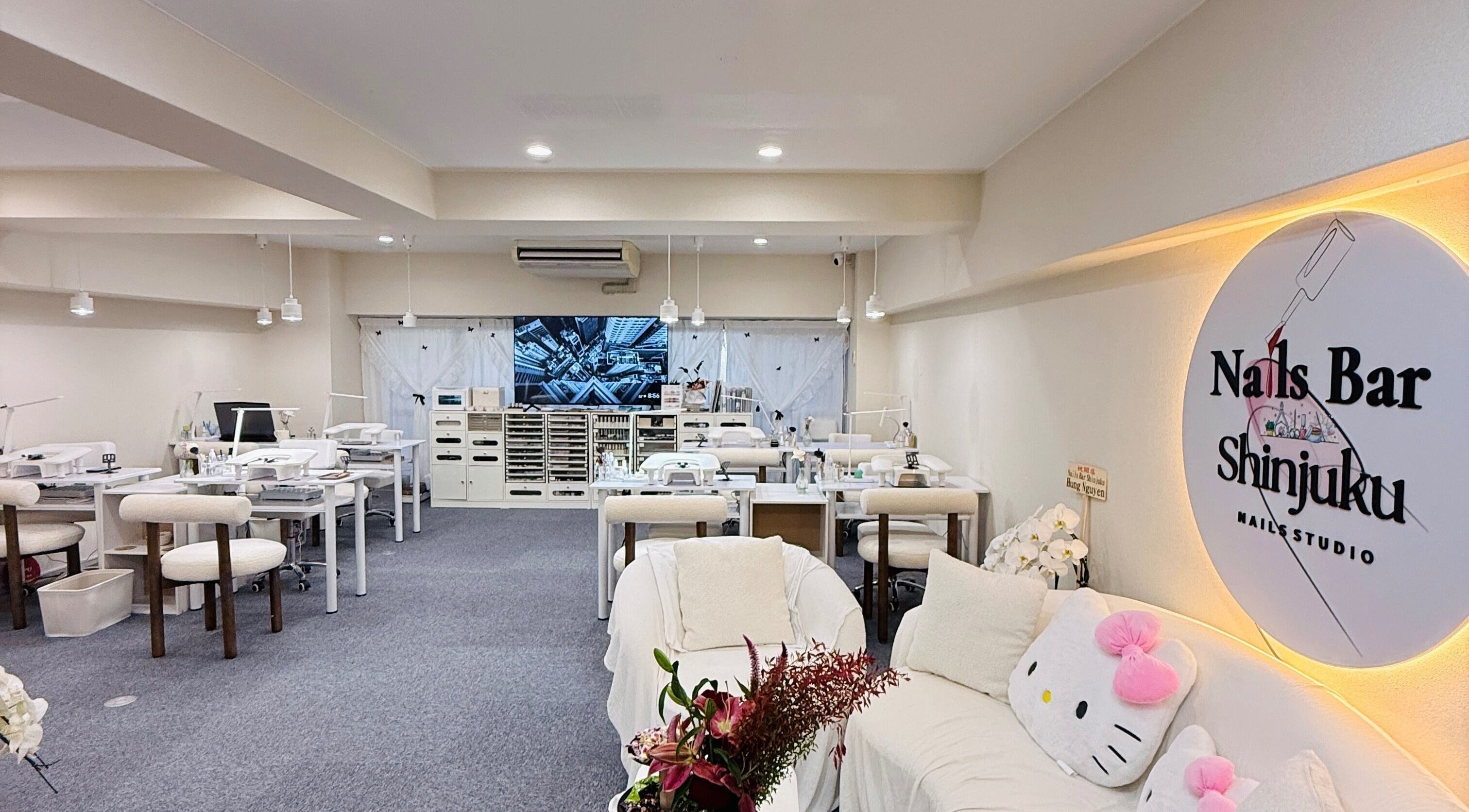 Nails Bar Shinjukuの洗練されたインテリアが魅力的な施術スペース。東京都新宿市。