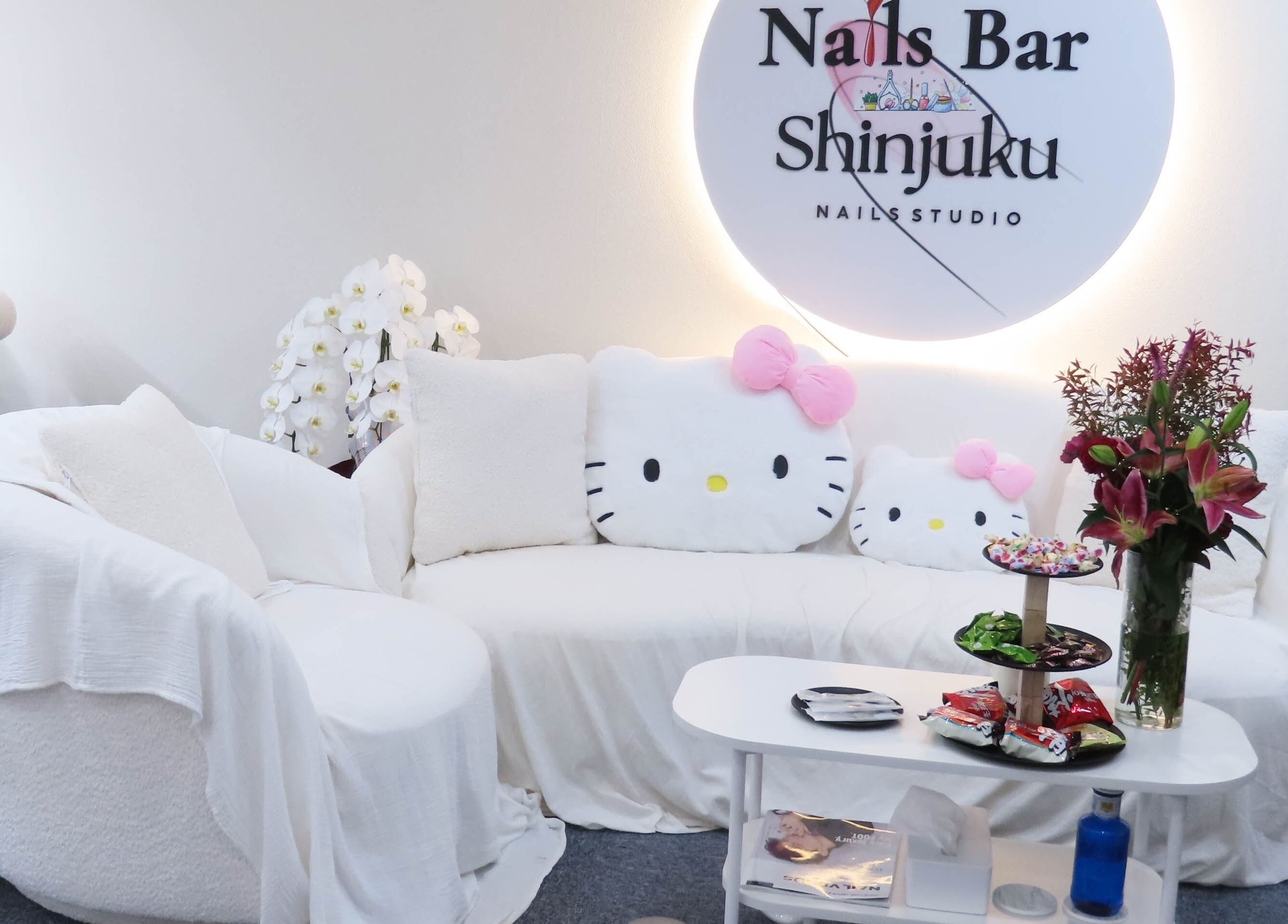 Nails Bar Shinjukuの心地よいソファとデコレーション、東京都新宿市。