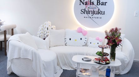 Nails Bar Shinjukuの心地よいソファとデコレーション、東京都新宿市。