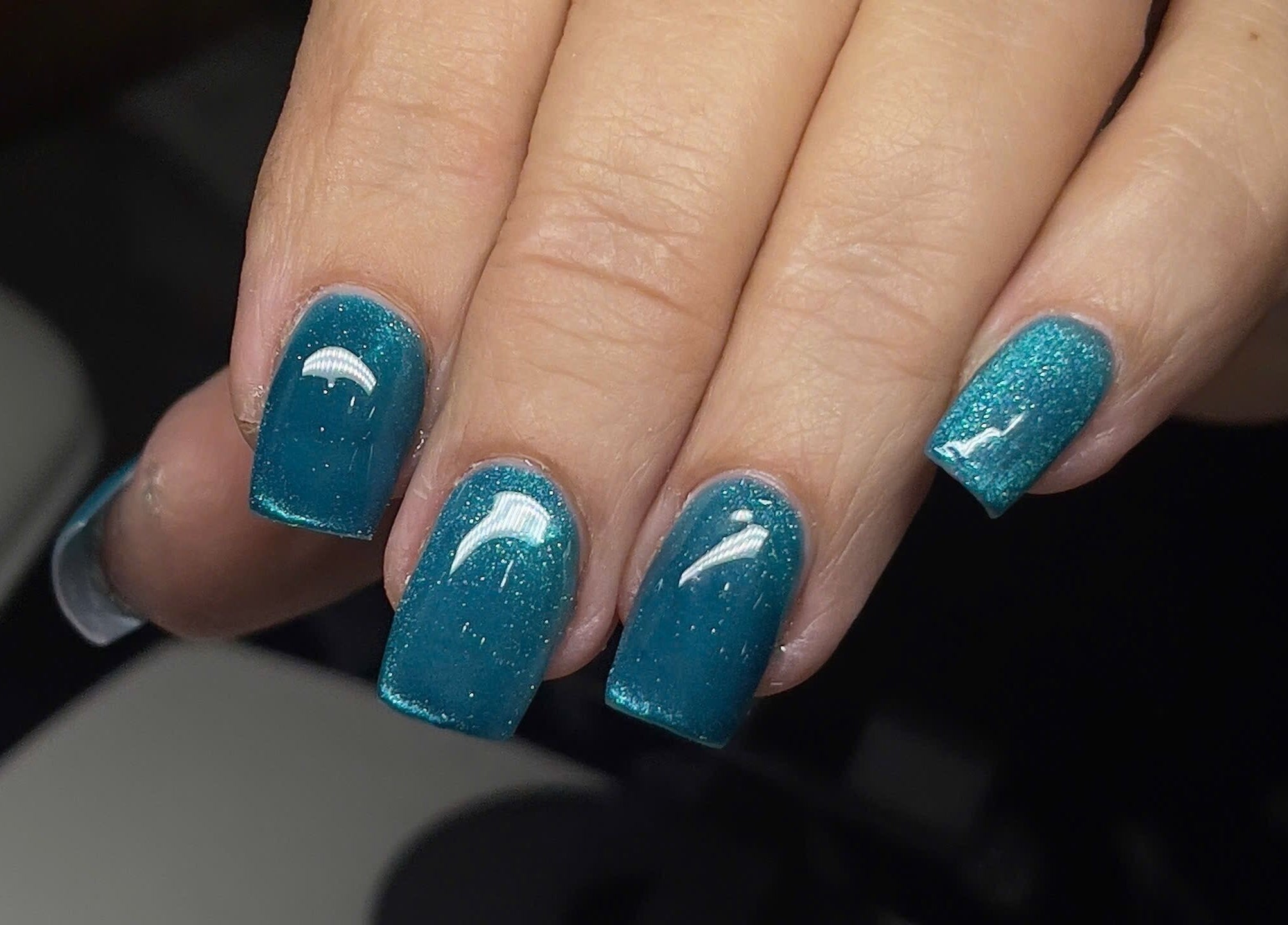 Nails Bar Shinjukuで施された鮮やかな青いネイルアート。場所: Shinjuku City, Tokyo, JP。