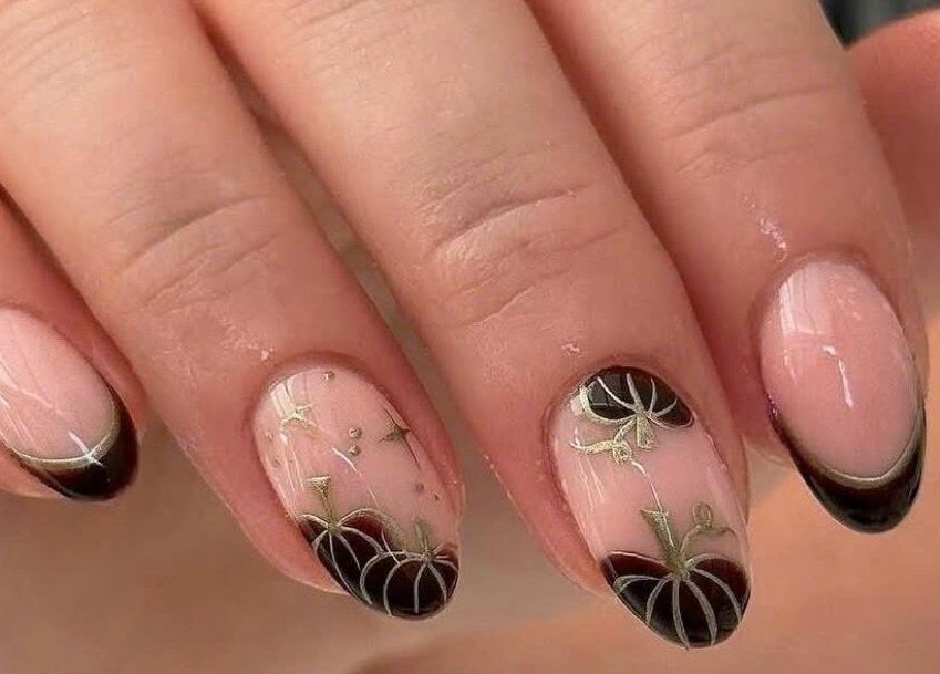 Nails Bar Shinjukuでの美しいブラックデザインネイル。ロケーション: 東京新宿市。