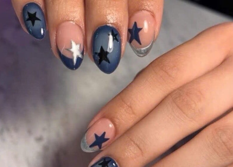 Nails Bar Shinjukuでの星柄ネイルアート、場所は東京都新宿市。