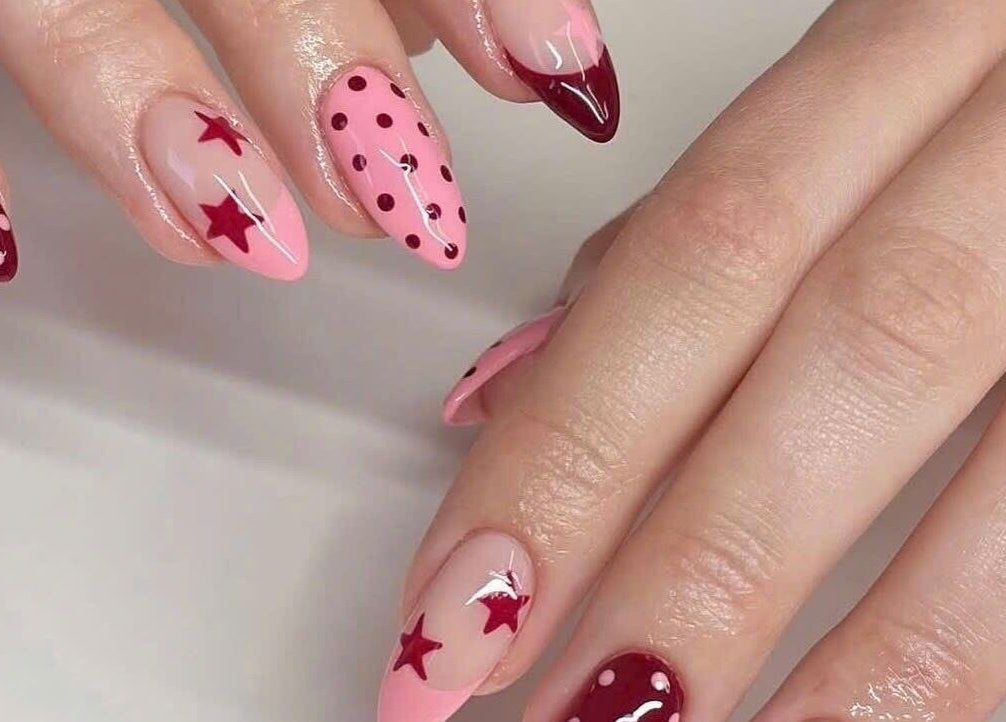 Nails Bar Shinjukuの星とドットのネイルアート。所在地：Shinjuku City, Tokyo, JP。