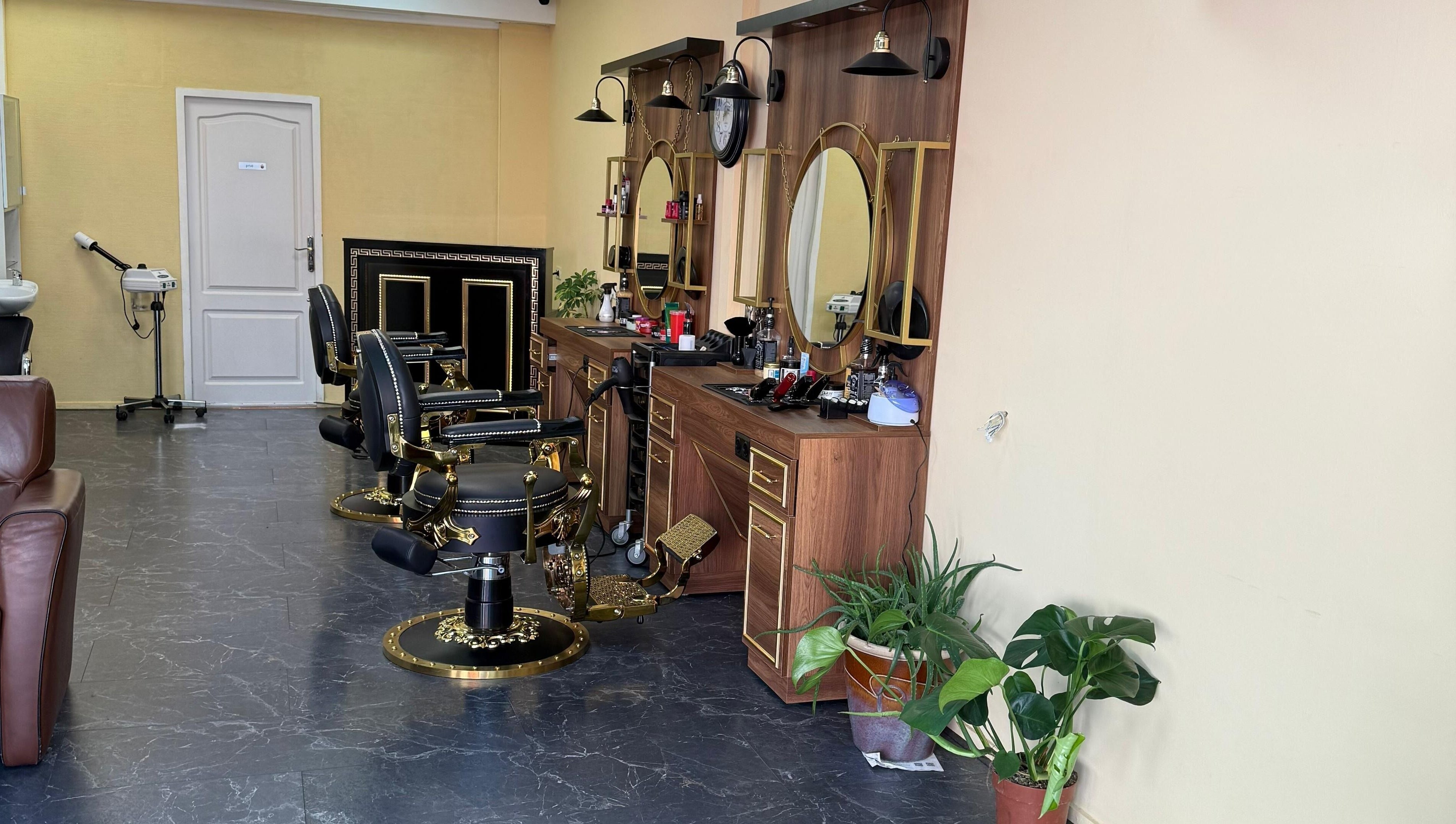 Stijlvolle kappersstoelen bij Mr Talal in Alkmaar, Noord-Holland, NL met moderne spiegels en gezellige sfeer.