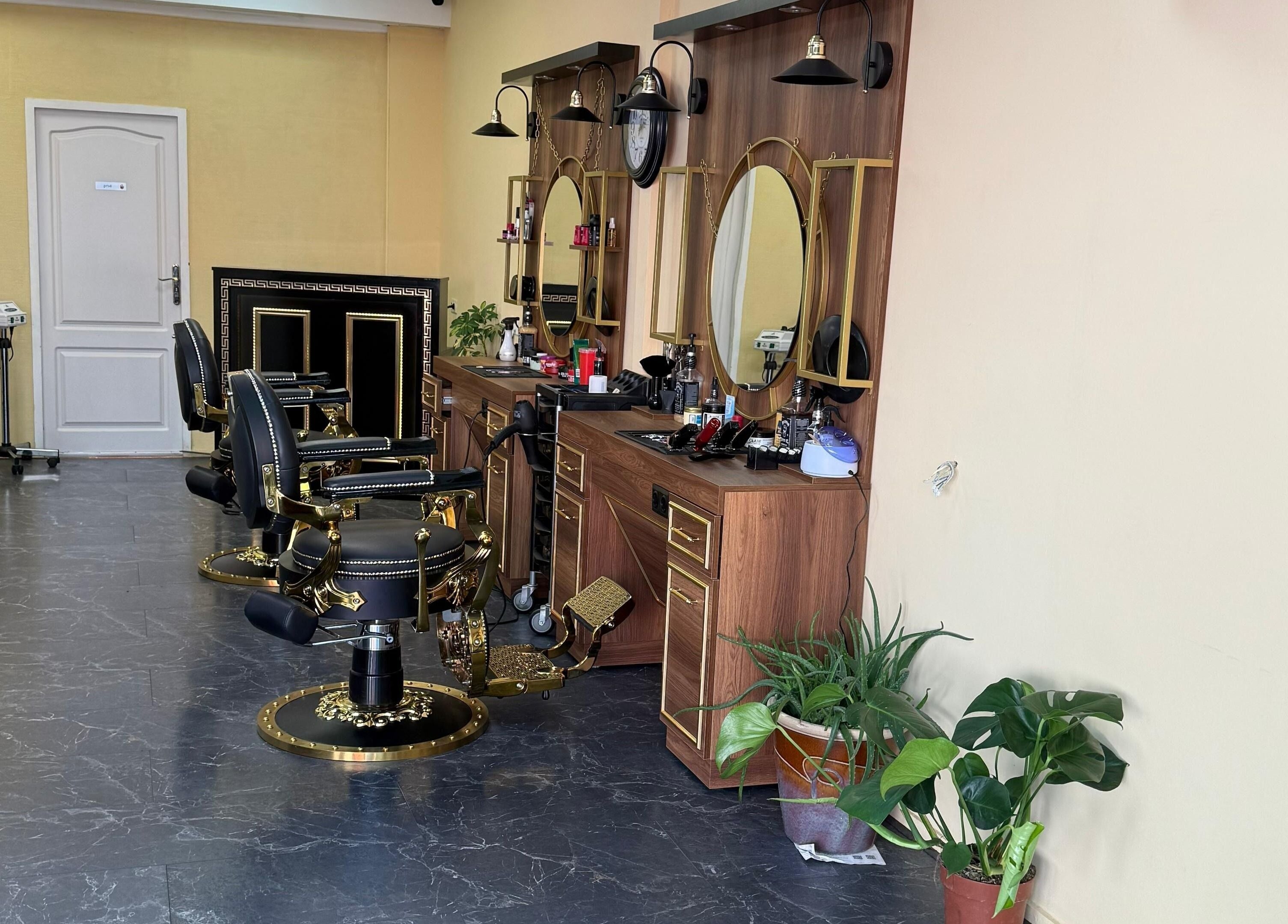 Stijlvolle kappersstoelen bij Mr Talal in Alkmaar, Noord-Holland, NL met moderne spiegels en gezellige sfeer.