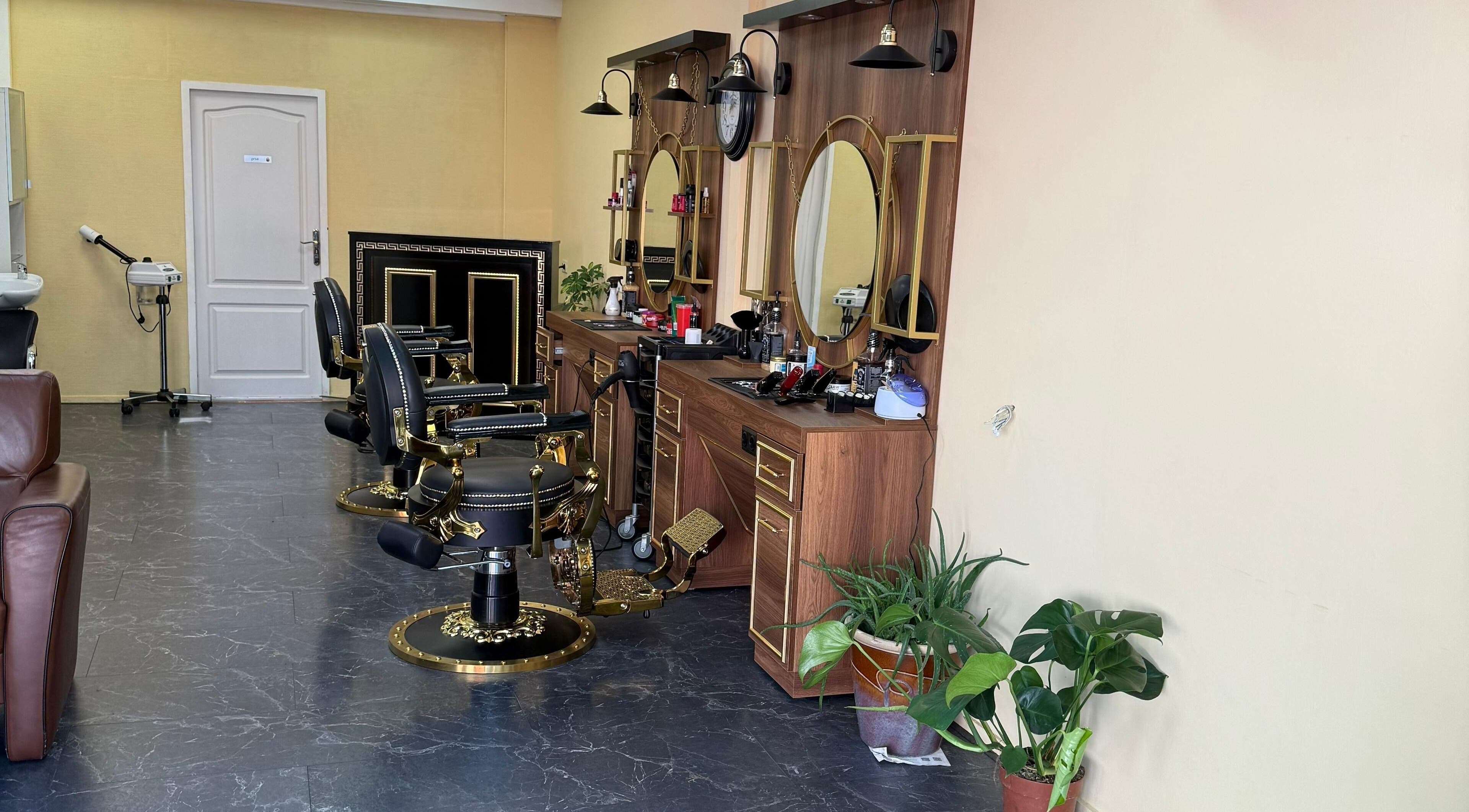 Stijlvolle kappersstoelen bij Mr Talal in Alkmaar, Noord-Holland, NL met moderne spiegels en gezellige sfeer.