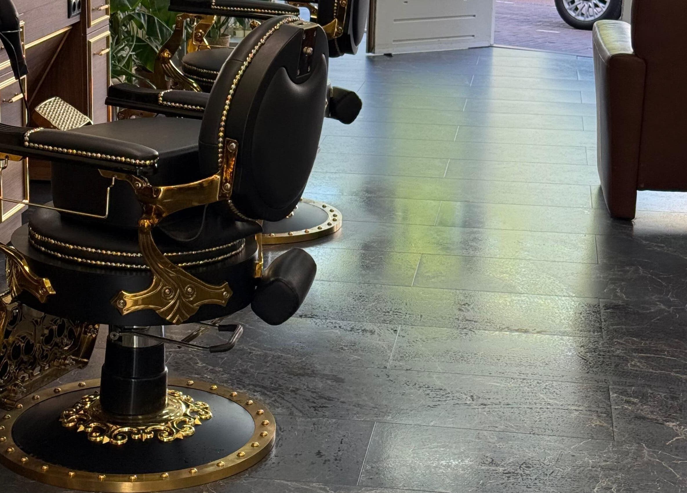 Elegante kappersstoelen bij Mr Talal, Alkmaar, Noord-Holland, NL, benadrukken luxe en stijl.