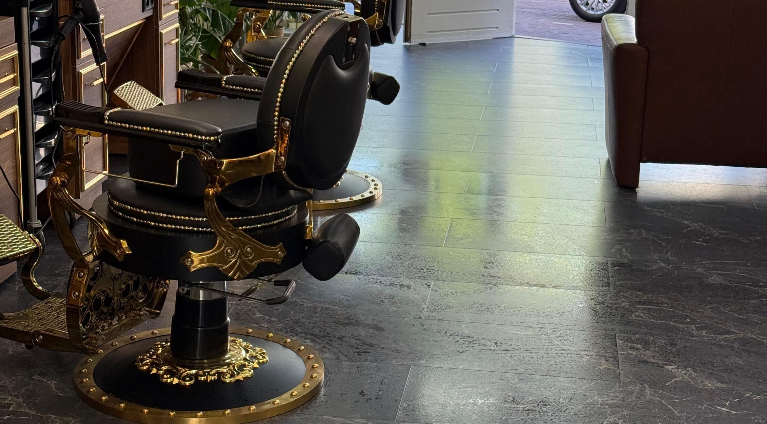 Elegante kappersstoelen bij Mr Talal, Alkmaar, Noord-Holland, NL, benadrukken luxe en stijl.