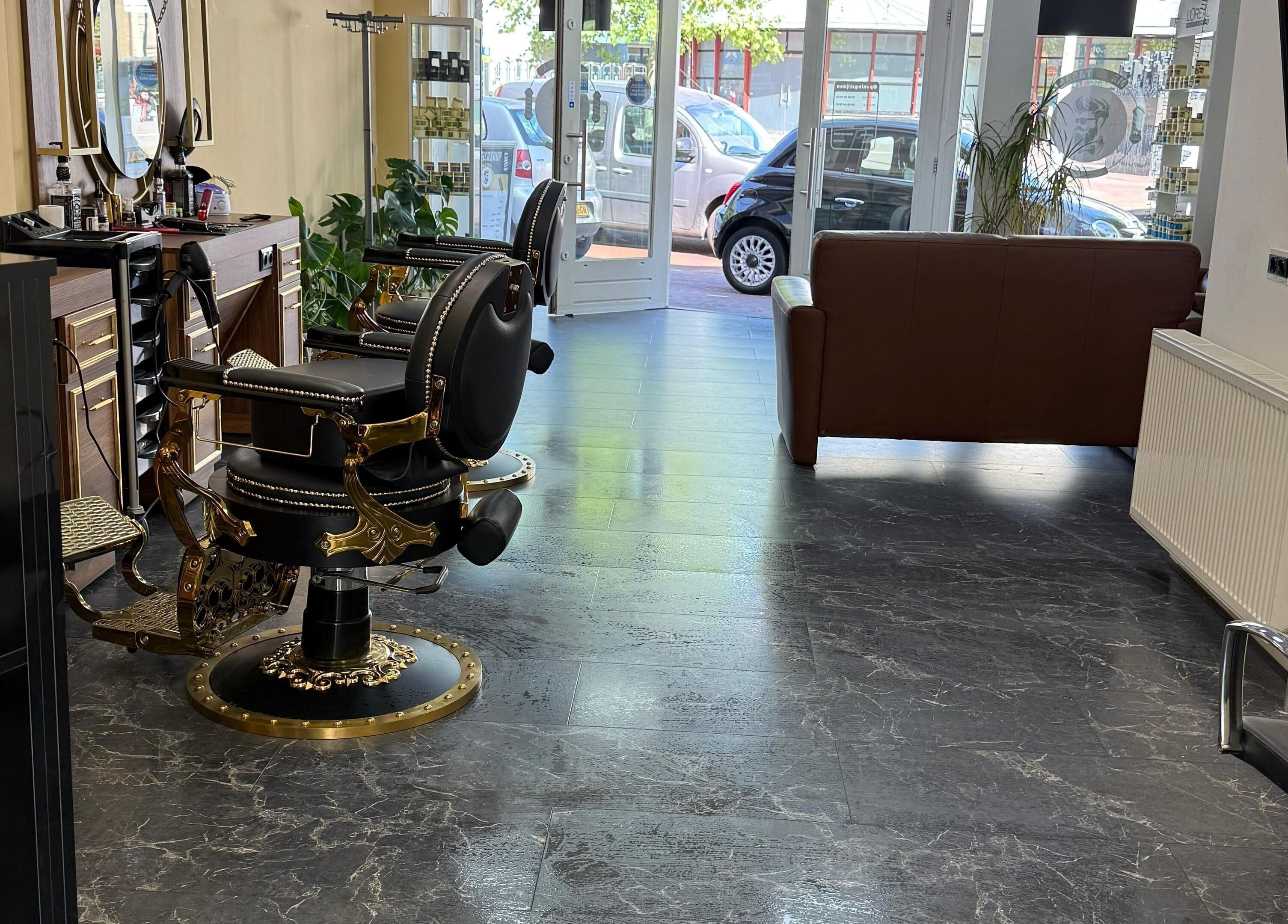 Moderne saloninrichting bij Mr Talal, Alkmaar, Noord-Holland, NL met luxe kappersstoel en ruime indeling.