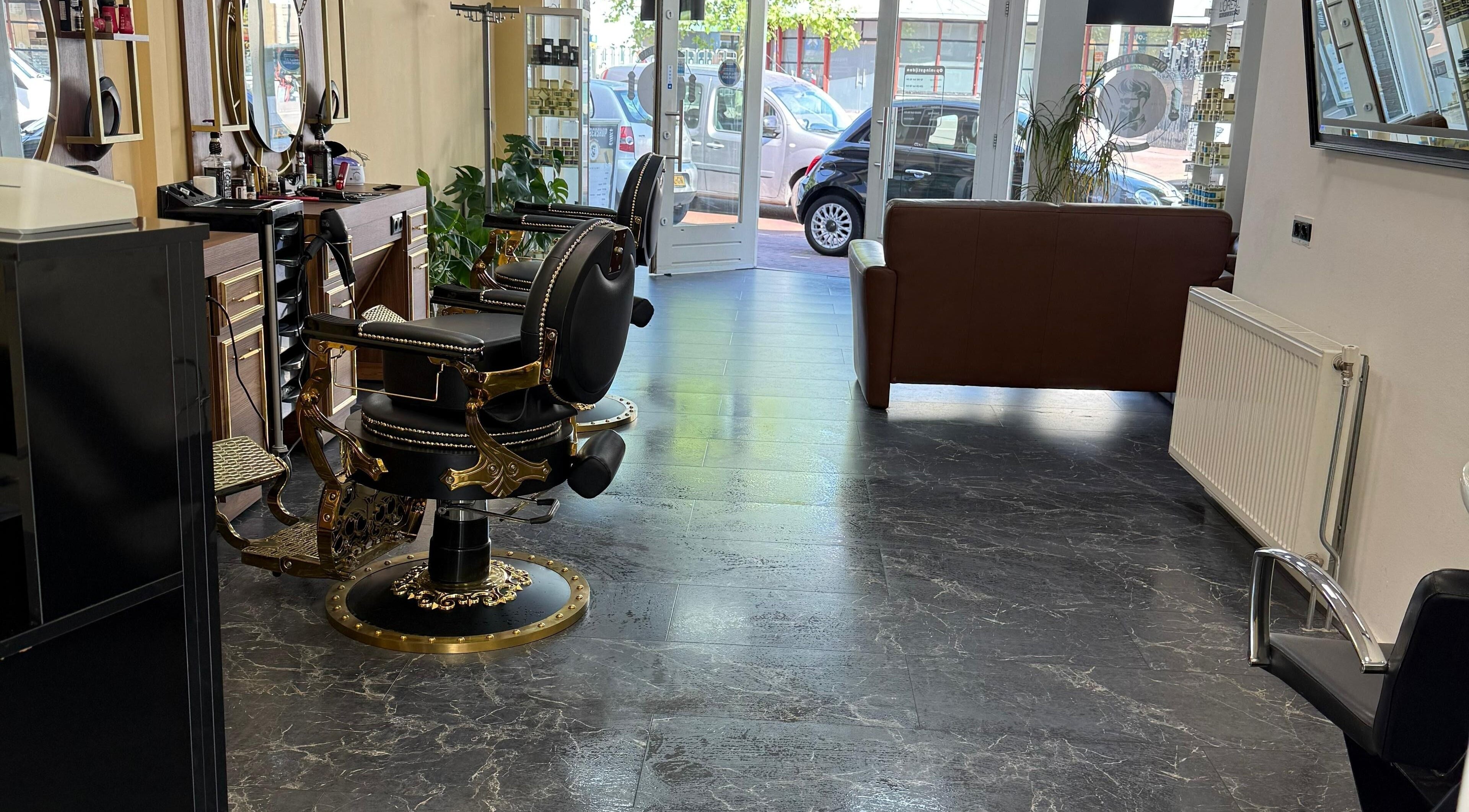 Moderne saloninrichting bij Mr Talal, Alkmaar, Noord-Holland, NL met luxe kappersstoel en ruime indeling.