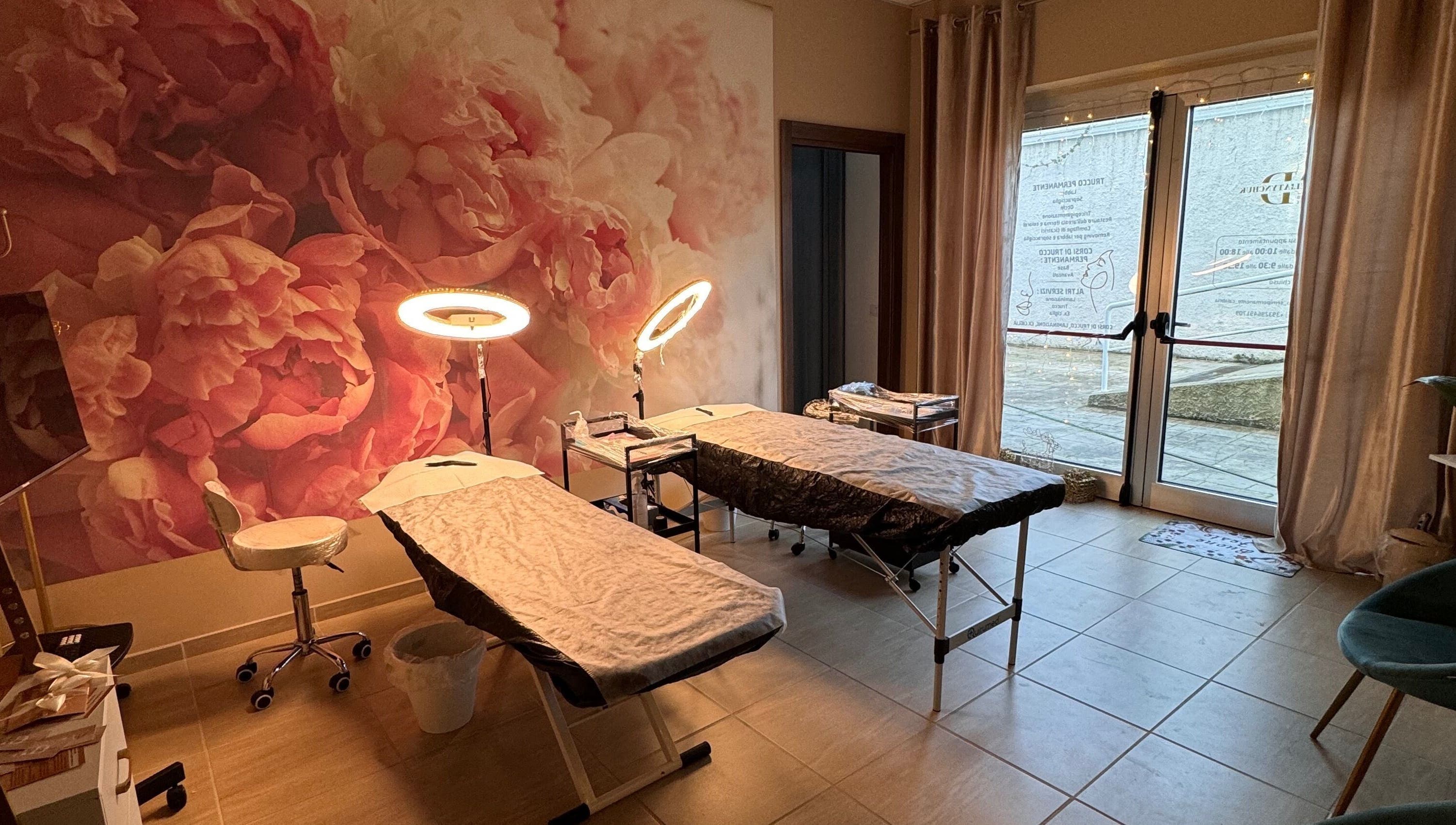 Studio trucco permanente di Hanna Deliatynchuk a Calabria, IT, con lettini in un ambiente floreale luminoso.