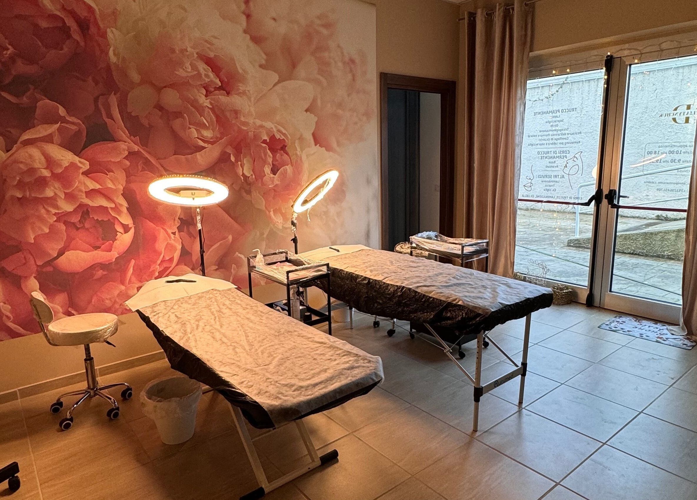 Studio trucco permanente di Hanna Deliatynchuk a Calabria, IT, con lettini in un ambiente floreale luminoso.