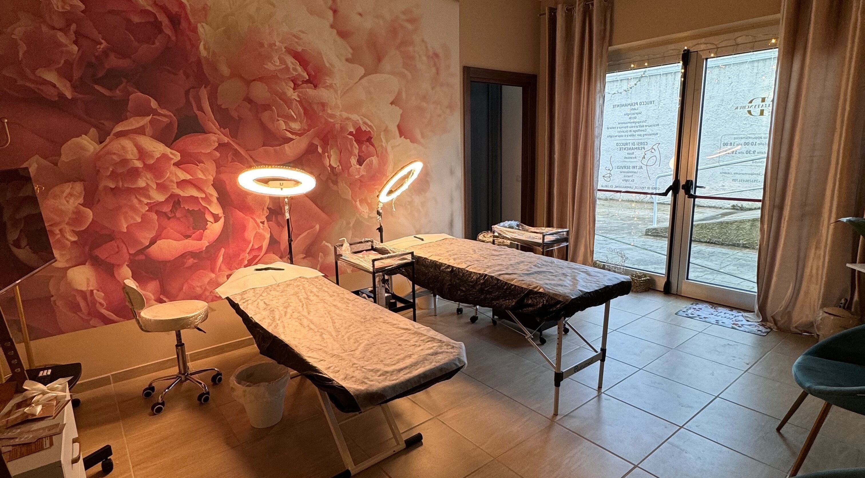 Studio trucco permanente di Hanna Deliatynchuk a Calabria, IT, con lettini in un ambiente floreale luminoso.